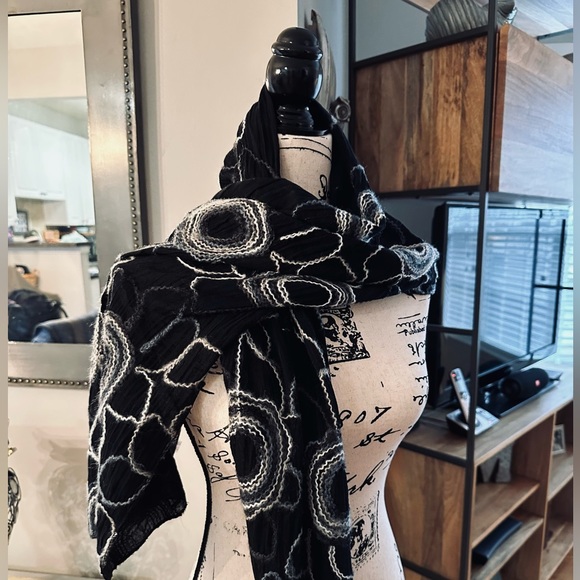 Women’s decorative scarf - Picture 1 of 4